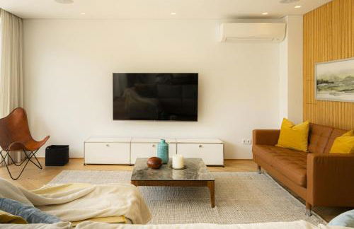 Contemporary Restelo Pool Haven - Photo 17