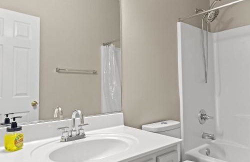 Private Fenced Yard • Sleeps 10 • Mins to Malls - Foto 25