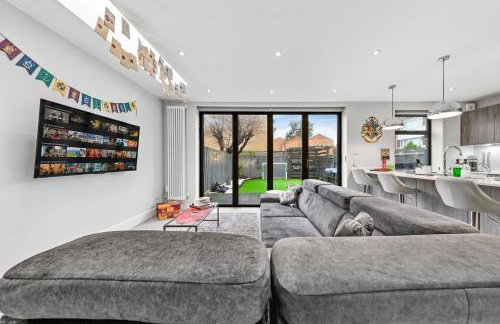 The Lumos House - 4 Bed Home w Parking near Harry Potter Studios - Foto 46