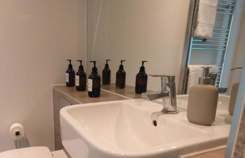 Modern 2 Bedroom with Superking Bed & Balcony views Near Wembley - Foto 25