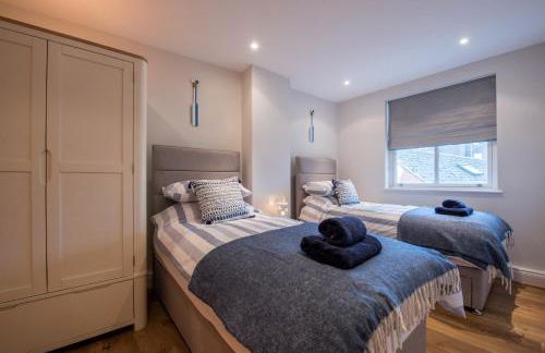 Beautiful Central Tenby Apartment with free parking - Photo 9