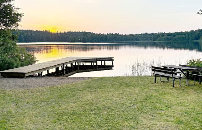 Bright Holiday House by the Lake - Photo 20