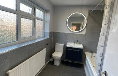 Bright Haven 6 Mins to Airport with Driveway & Garden Sleeps 7 - Foto 30