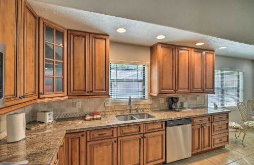 Spacious Seabrook Home with Patio 1 Mi to Beach! - Foto 16