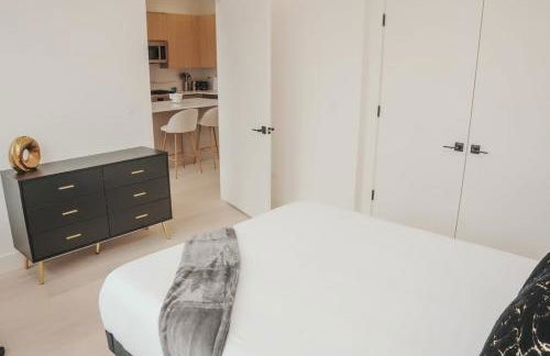 River North Private Balcony With In and Out Parking - Foto 10