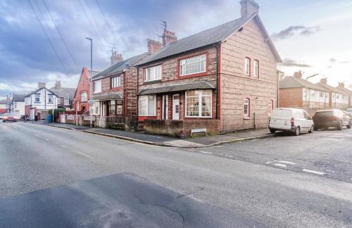 Stylish 3 Bed House, Free Parking, Near M53, Fast WiFi, Garden - Photo 43