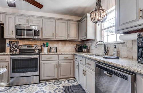 Rockwall Luxury Retreat-Pool/Spa/Patio/Gameroom - Foto 13