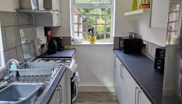 Modern 4BR House, Sleeps 7, High-Speed Wi-Fi, Extended Stays - Foto 5, stove, dishwasher