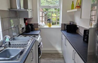 Stylish 4BR House, Sleeps 7, High-Speed Wi-Fi, Long Stay Friendly - Foto 5