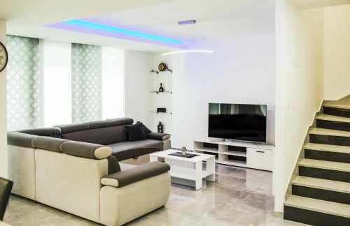 Holiday home Leko with outdoor pool and hot tub , can fit 22 people - Foto 43