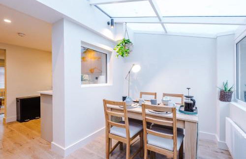Foden's House by YourStays - 2 Bedroom Cottage in Sandbach with gorgeous dining room extension, High end finish - Foto 7