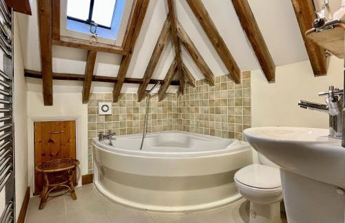 The Old Tractor Shed by inspirestays-com - Foto 35