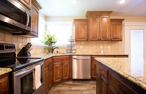 3 Car Garage Full Kitchen Large Backyard Smart TVs - Foto 28