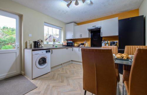 Central 3-Bedroom House Sleeps 5 with Parking - Foto 9