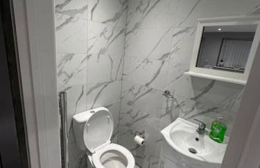 Modern Luxury Private Detached 1 Double Bedroom Studio Apartment - Super Fast Wifi - Foto 6