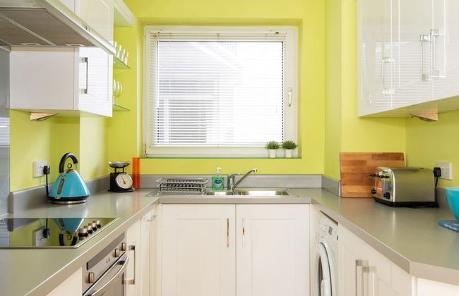 Sunny Modern Nr Beach Village w Parking - Photo 3