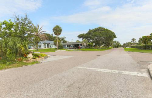 Salty Tide Getaway - Nightlife, Pool, Play, Beach - Foto 36