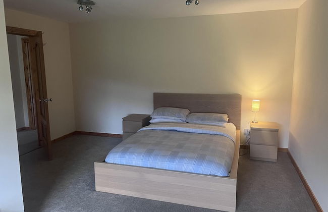 Captivating 2 Bed Apartment in Newhouse - Photo 2