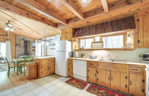 Spring Creekside Getaway at Whittier Cabin with Deck - Foto 8