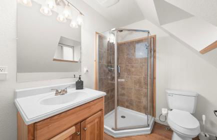 Sweet Pine Deck + Hot Tub, Cozy Modern Interior Close to Ski Resort! - Foto 69