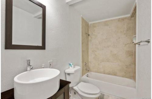 Experience Serenity in a 4BR3BA Downtown Home - Foto 22