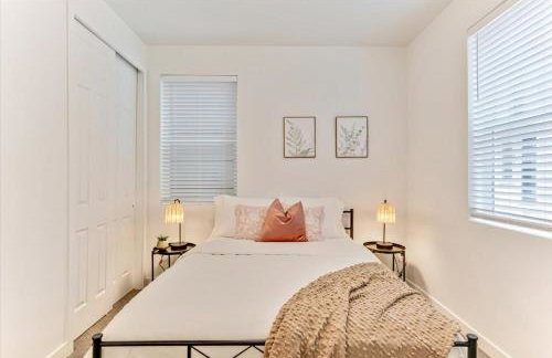 Modern 4BR Home Rooftop Patio Mountain Views - Foto 8