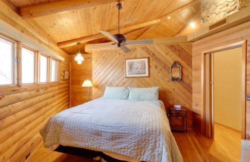 Family-Friendly Riverfront Manor on the Little Red - Foto 12