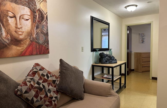 Cozy Downtown Apartment TV Walk Everywhere - Photo 2