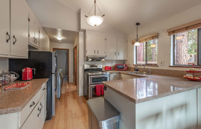 Cozy Pet Friendly Cabin in Lake Tahoe by Sierra Getaways - Foto 8