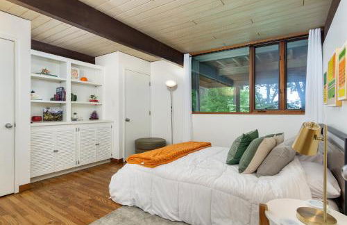 Retro Metro Deck House MCM Gem with Hot Tub & Spectacular Views! - Foto 30