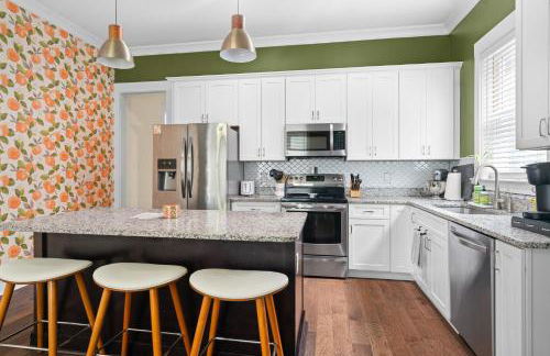 Downtown at The Peach House Dogs Welcome Fully Fenced Yard and Off-street Parking - Foto 11