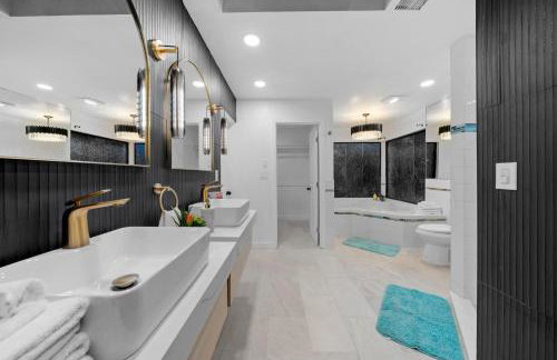 Entire Private Home with 4 Bedrooms 3 Bathrooms, Big Yard, View, , King Bed, 10 Parking, Available Now - Foto 70