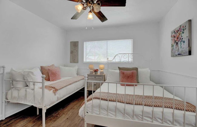 Willkommen to Pink Haus 1 Mile to Main Street! - Foto 11