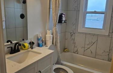 Cozy Roomy family sized apartment on major bus route close to all - Foto 62