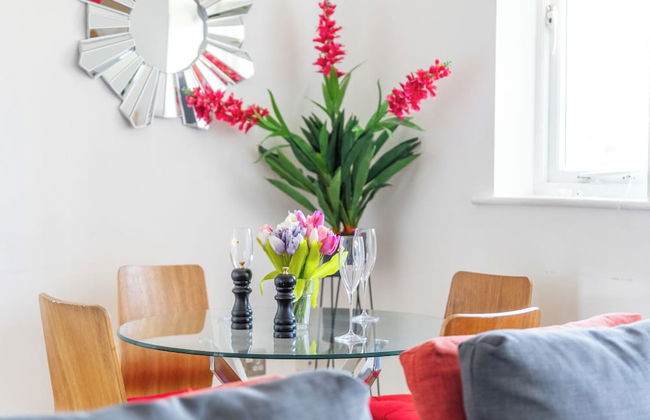 Skyline Haven Modern 2BR w/ Free Parking & 4kTV - Photo 54