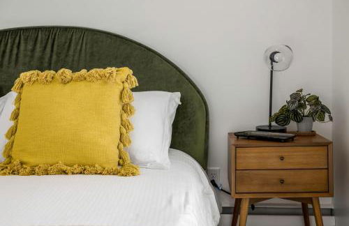 Relaxed Hillside Retreat with Hot Tub and Skyline Views - Foto 29