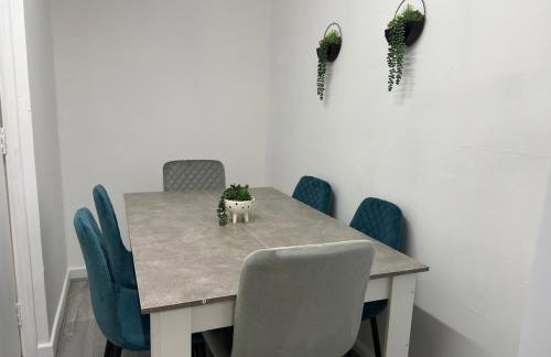 Bella Homes-Spacious 4 bedroom Modern Town house Romford - Foto 9