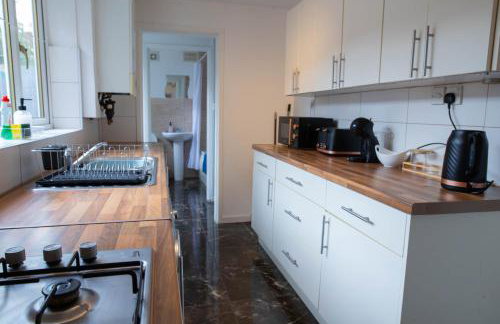 5BR House, Free Parking, Fast Wi-Fi, Sleeps 10 - Foto 13