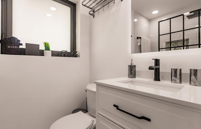 Modern Spacious Home With Pool Jacuzzi - Photo 24