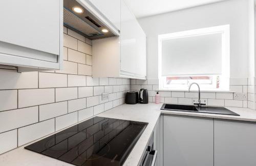 Waterfront 2 Bed Apartment - Free Parking & Wi-Fi - Foto 20