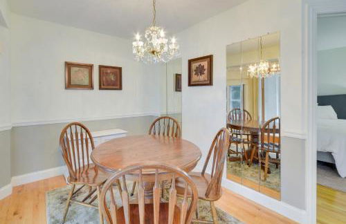 Spacious Lakefront New Auburn Home with Sunroom - Foto 9