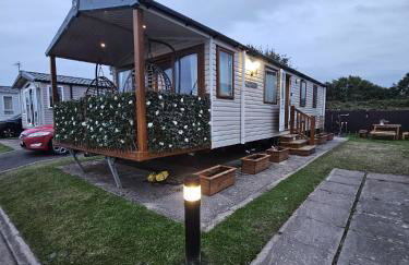 Rhyl Caravan with Veranda Egg Chairs & Garden - Foto 1