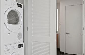 Lux Apts with Lake Views and Top Amenities - Foto 27