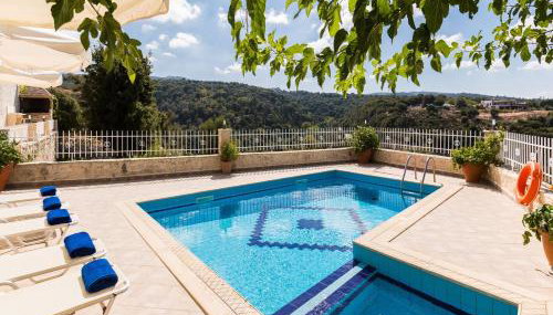 Antigoni Villa, Spacious Nature Retreat with Pool, By ThinkVilla - Foto 2