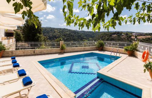 Antigoni Villa, Spacious Nature Retreat with Pool, By ThinkVilla - Foto 2