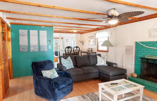 Dog-Friendly Cottage with Backyard & Beach Vibes! - Foto 1