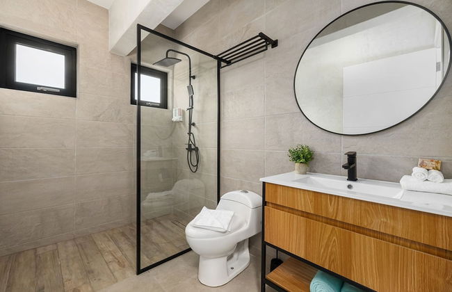 Brand NEW 3br2ba w Private Pool Amazing Location - Foto 15