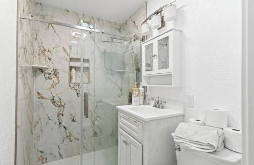 3BR Home Ideal for Work Trips, Family & Long Stays - Foto 19