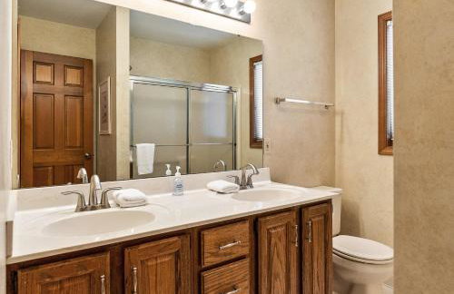 Experience lakeside luxury at Sunset Cove, a spacious 5-bedroom home - Foto 26