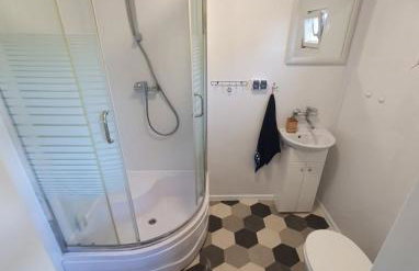 Domek nad jeziorem przy lini brzegowej Górowychy, Pomorze - Foto 6